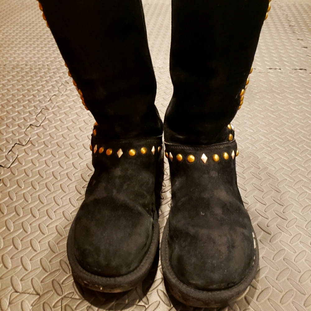 UGGS SIZE 8